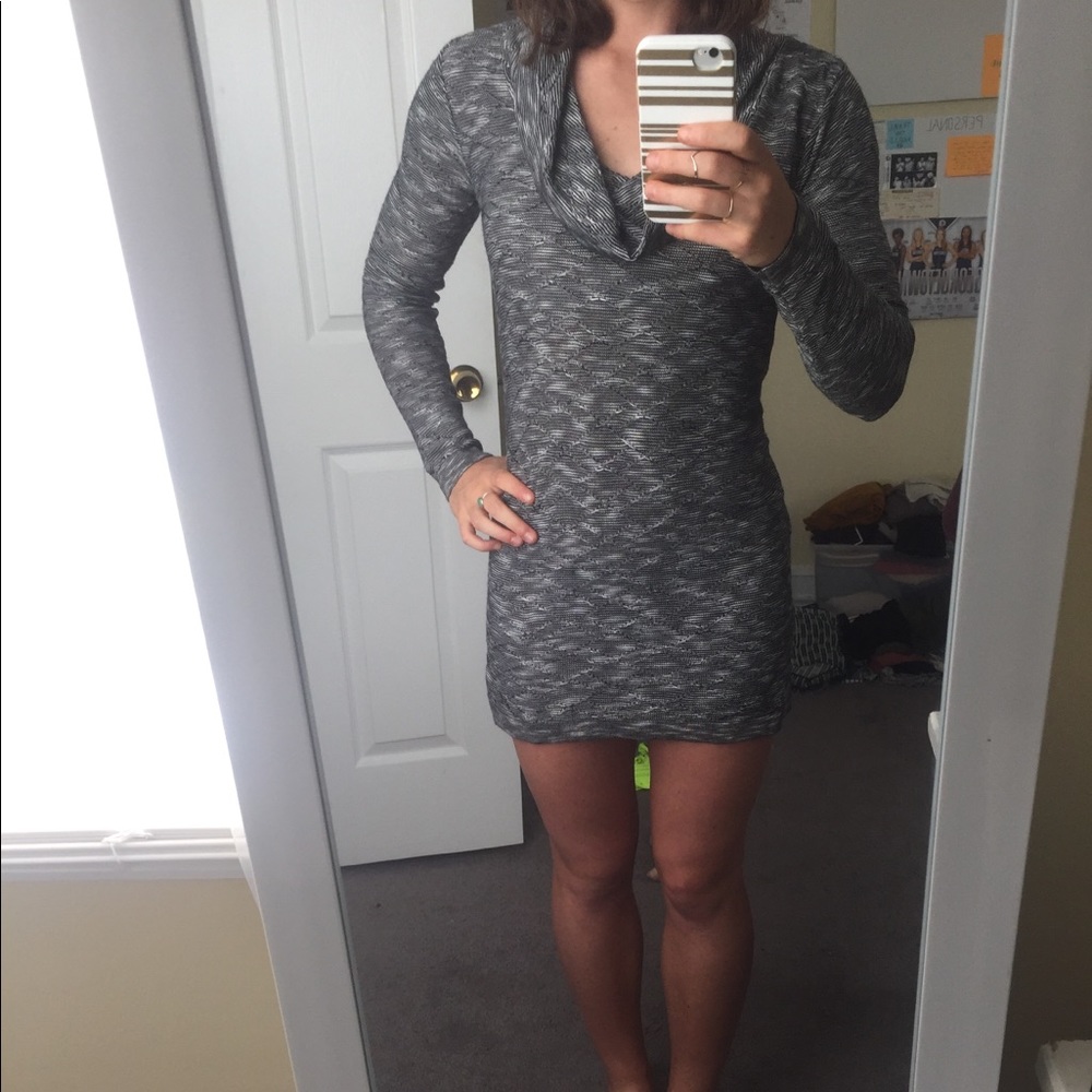 Scoopneck long sleeve dress